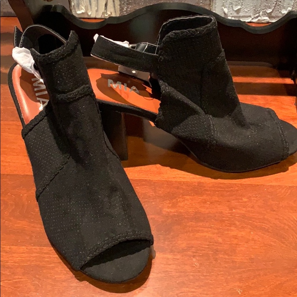 Shoes - Picture 7 of 7